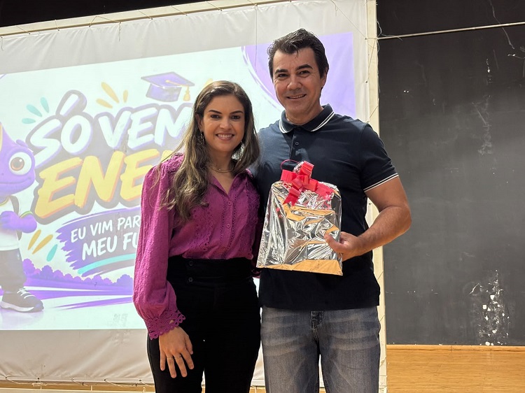 Coordenadora da CRE, Ana Flávia dos Santos, junto ao diretor do Câmpus Itumbiara, Marcos Antônio Arantes